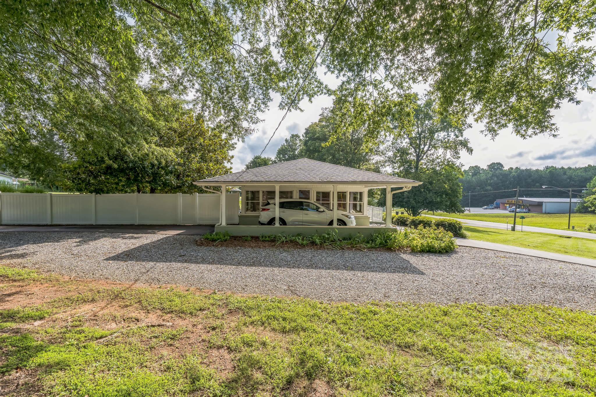 606 Spring Street Walnut Cove, NC 27052 - Photo 3 of 28 Gallery Image 3