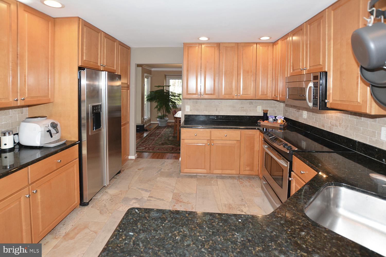 11618 Chapel Cross Way Reston, VA 20194 - Photo 14 of 41 Totally renovated kitchen!