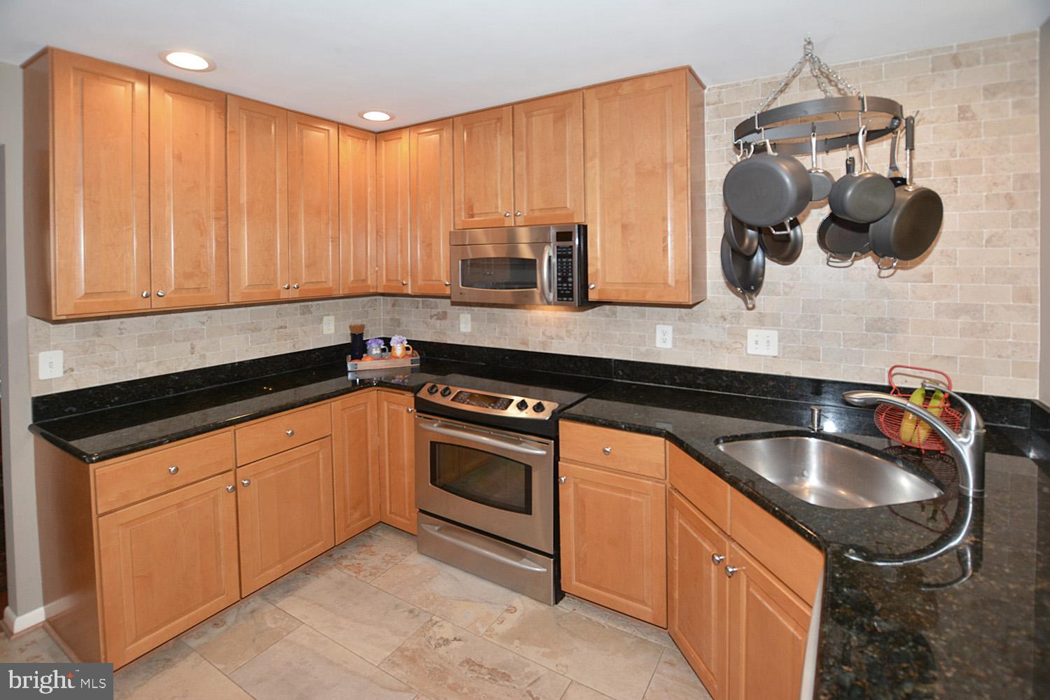 11618 Chapel Cross Way Reston, VA 20194 - Photo 15 of 41 Stainless steel appliances