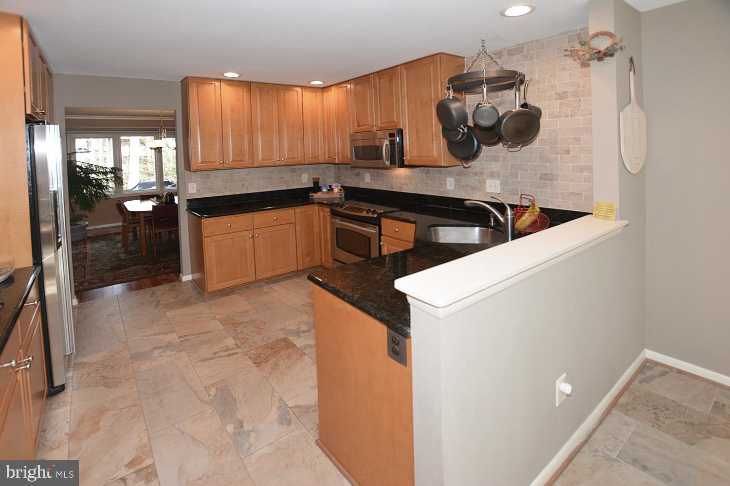 11618 Chapel Cross Way Reston, VA 20194 - Photo 16 of 41 Lovely granite counters!