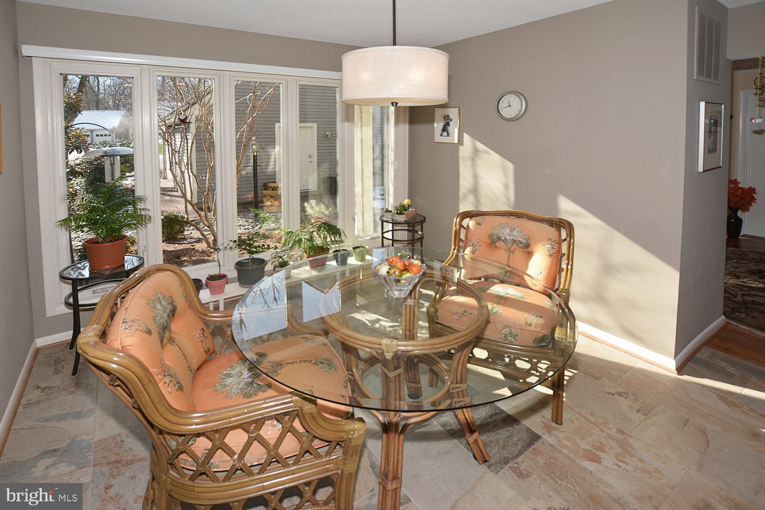 11618 Chapel Cross Way Reston, VA 20194 - Photo 20 of 41 Breakfast room area