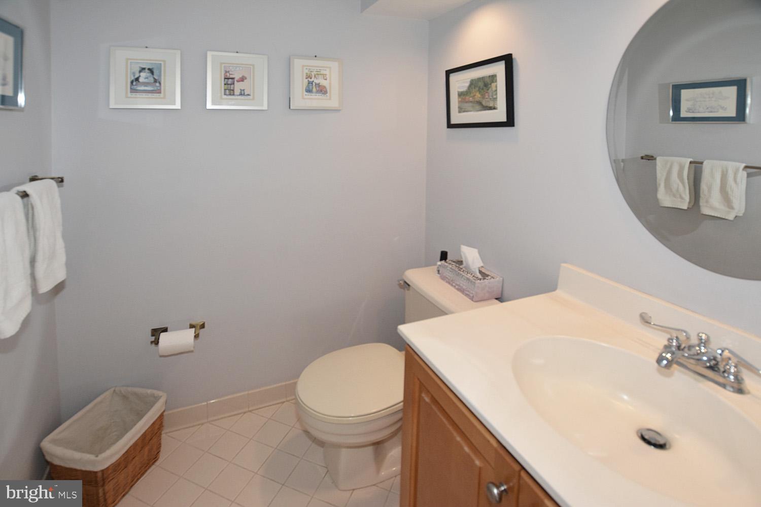 11618 Chapel Cross Way Reston, VA 20194 - Photo 22 of 41 Main level powder room