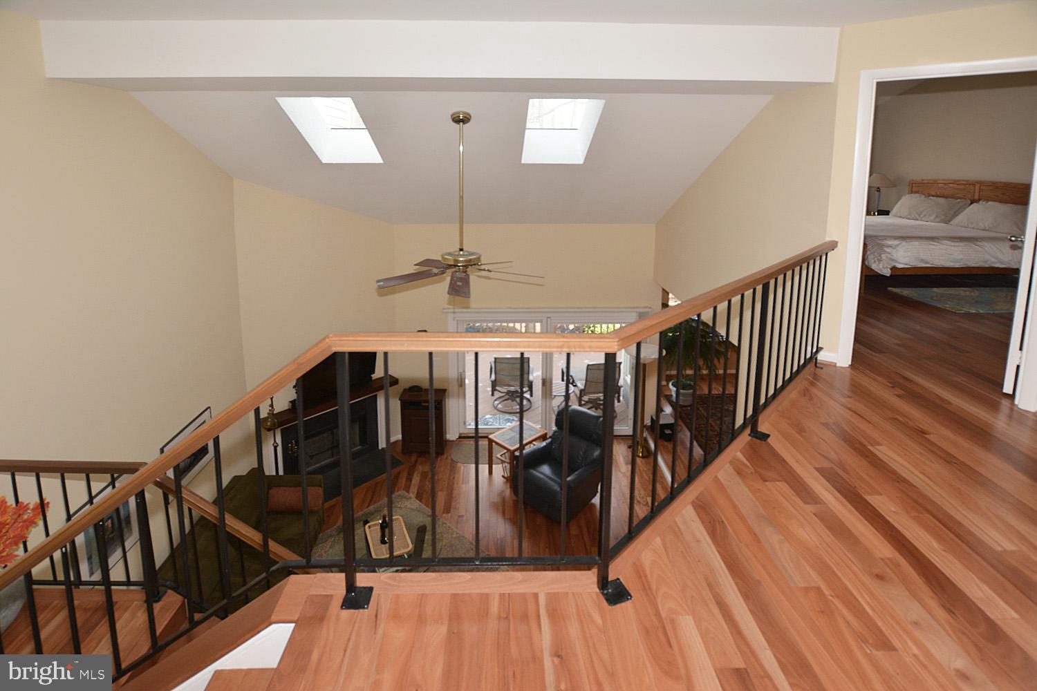 11618 Chapel Cross Way Reston, VA 20194 - Photo 23 of 41 Upper level hall/gallery area