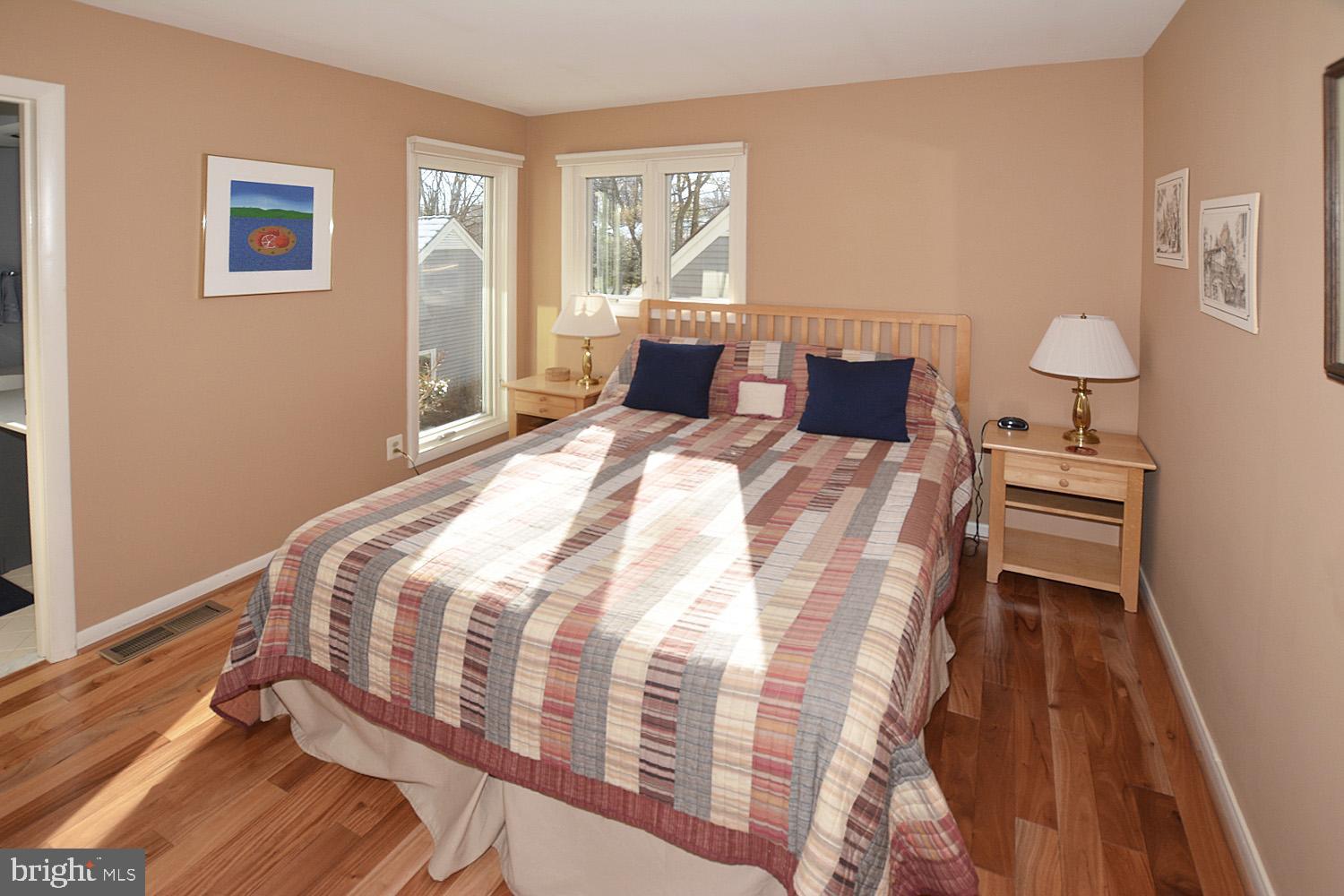 11618 Chapel Cross Way Reston, VA 20194 - Photo 27 of 41 Bedroom #2 on upper level
