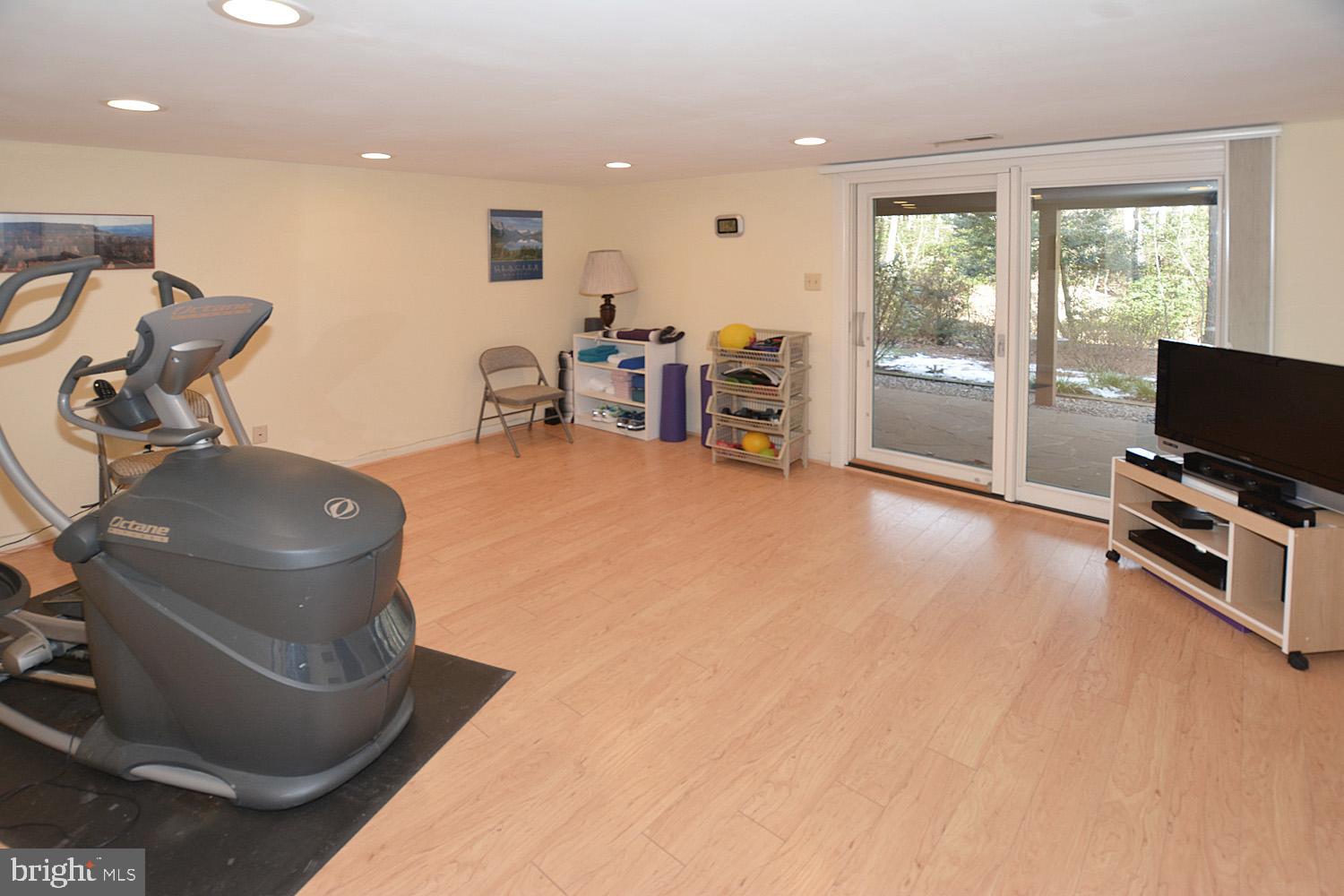 11618 Chapel Cross Way Reston, VA 20194 - Photo 31 of 41 Rec room with laminate flooring