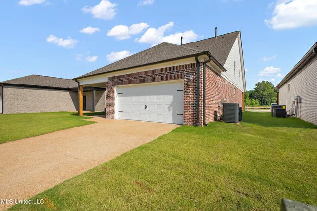 $384,900 | 622 Bolivar Drive, Nesbit, MS 38651