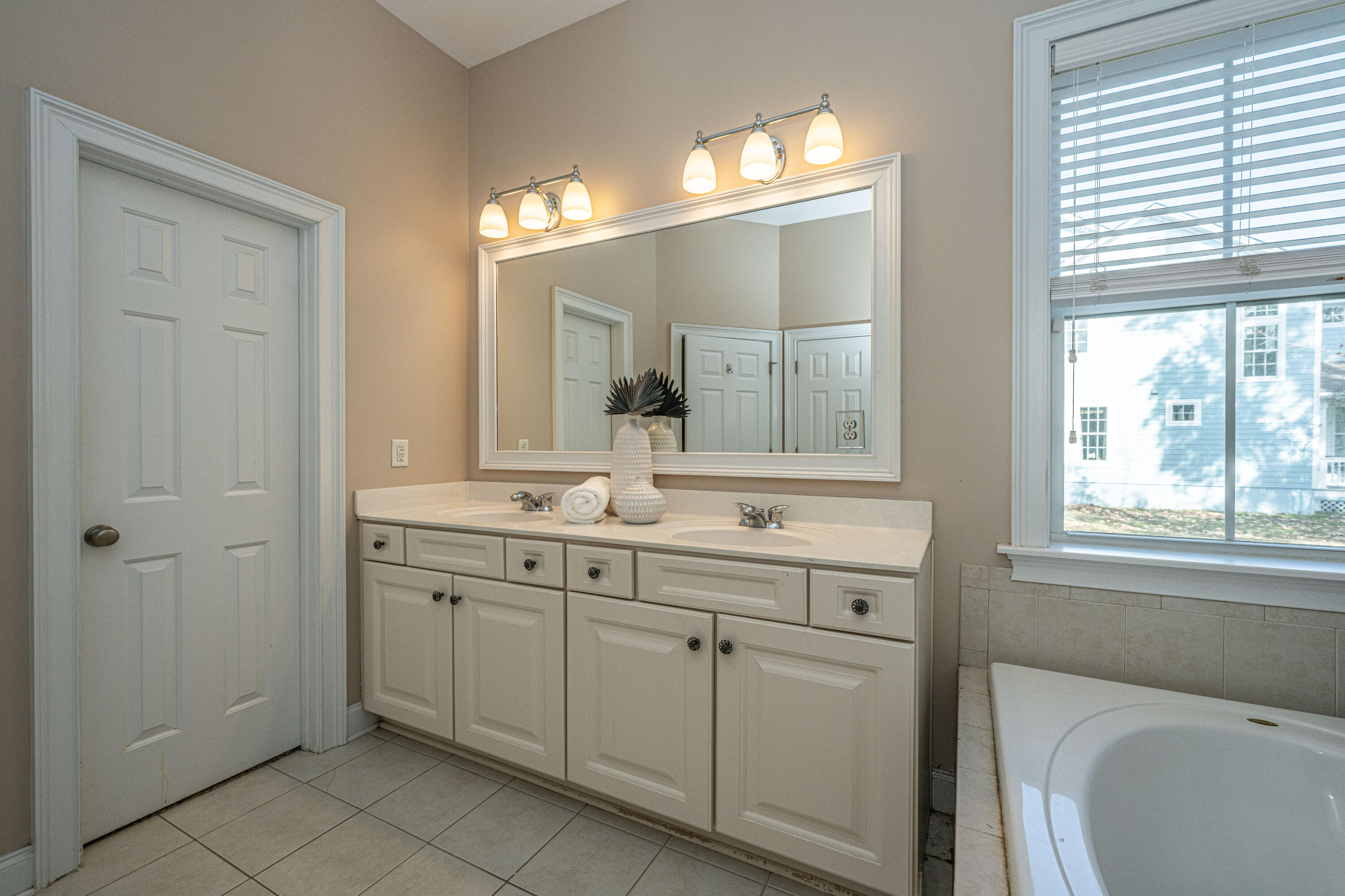 1852 Hall Point Road Mount Pleasant, SC 29466 - Photo 24 of 57 Primary bath