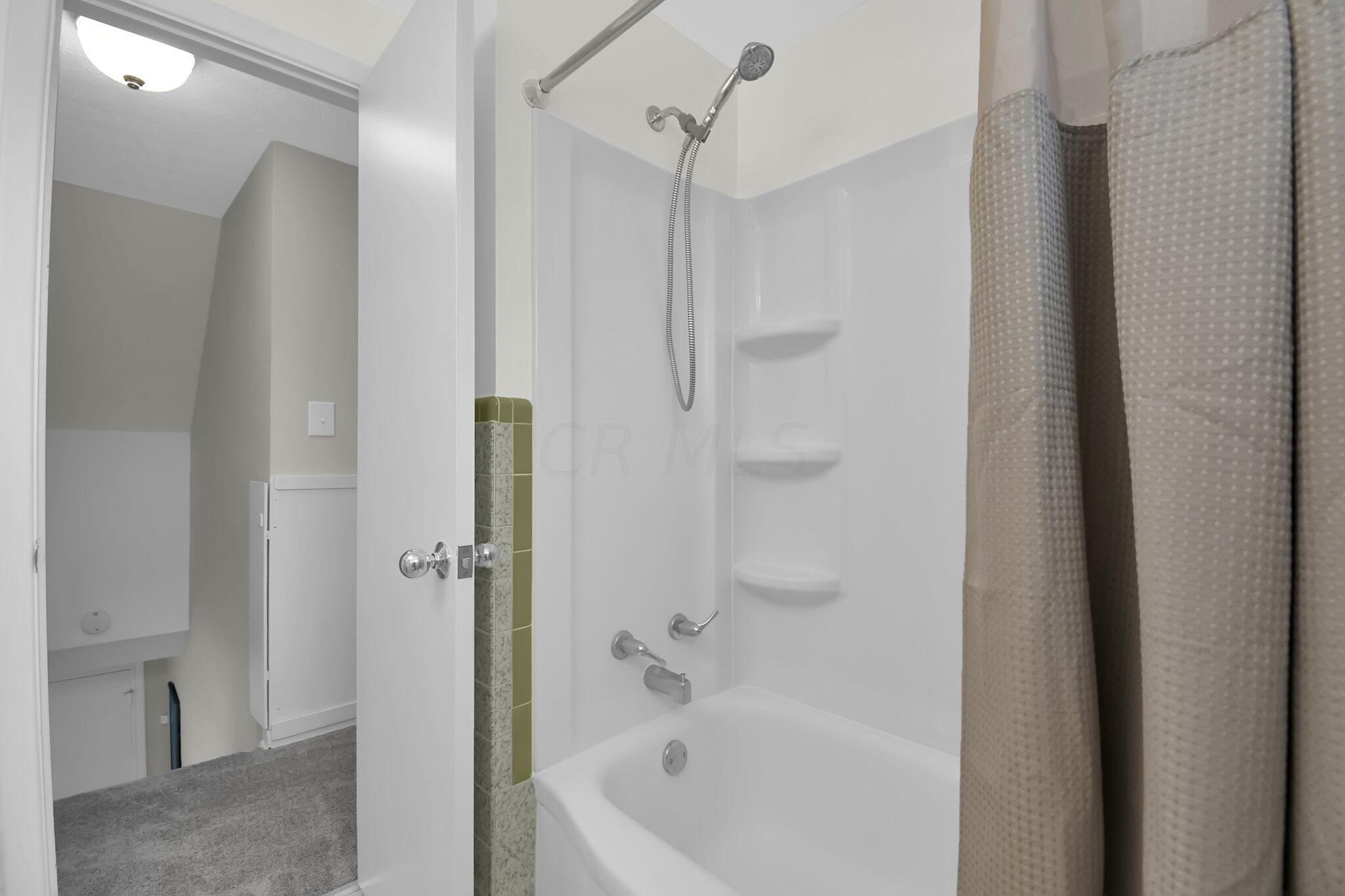 1039 Afton Road Columbus, OH 43221 - Photo 21 of 24 Second floor full bath