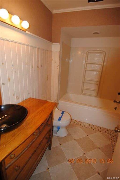 8125 West Waters Road Ann Arbor, MI 48103 - Photo 12 of 14 Full Bathroom.JPG