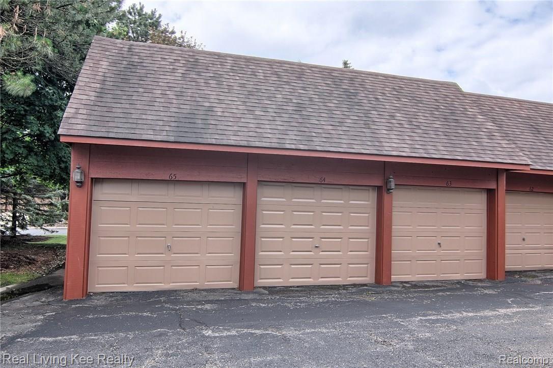 875 GreenView Court, Unit 64 Rochester, MI 48307 - Photo 23 of 31 Parking_Garage.jpg