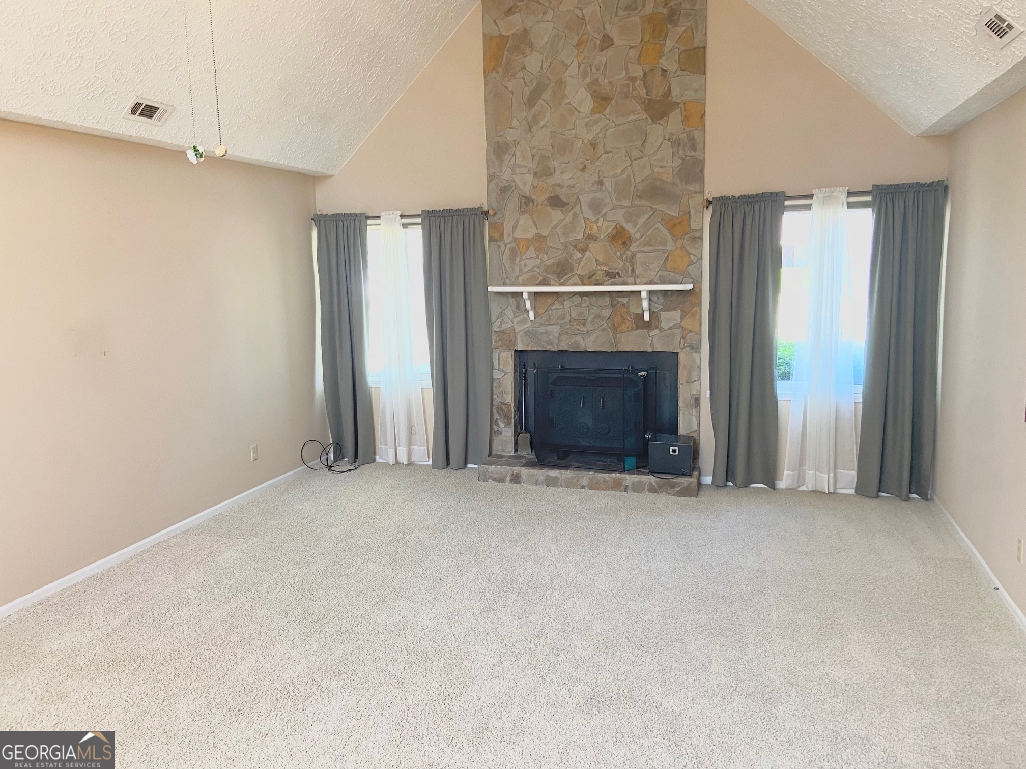 528 Ansley Avenue Perry, GA 31069 - Photo 9 of 9 an empty room with fireplace