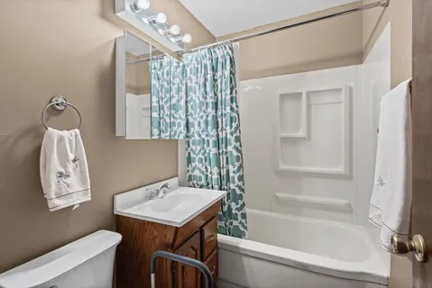 $230,000 | 626 Greenbriar Lane, Lindenhurst, IL 60046