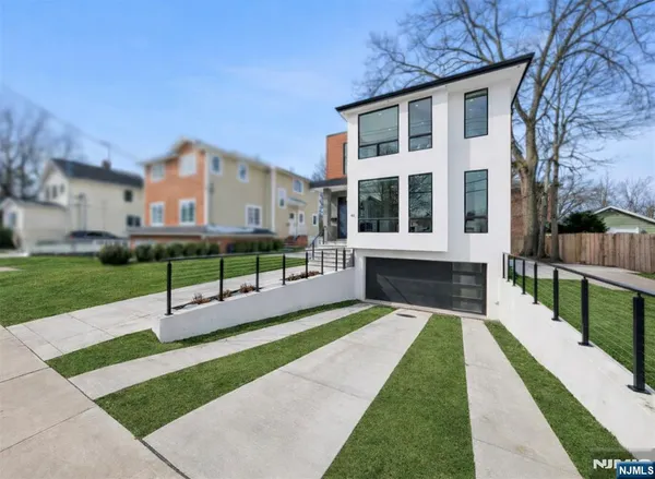 $1,599,000 | 43 Grove Street, Tenafly, NJ 07670