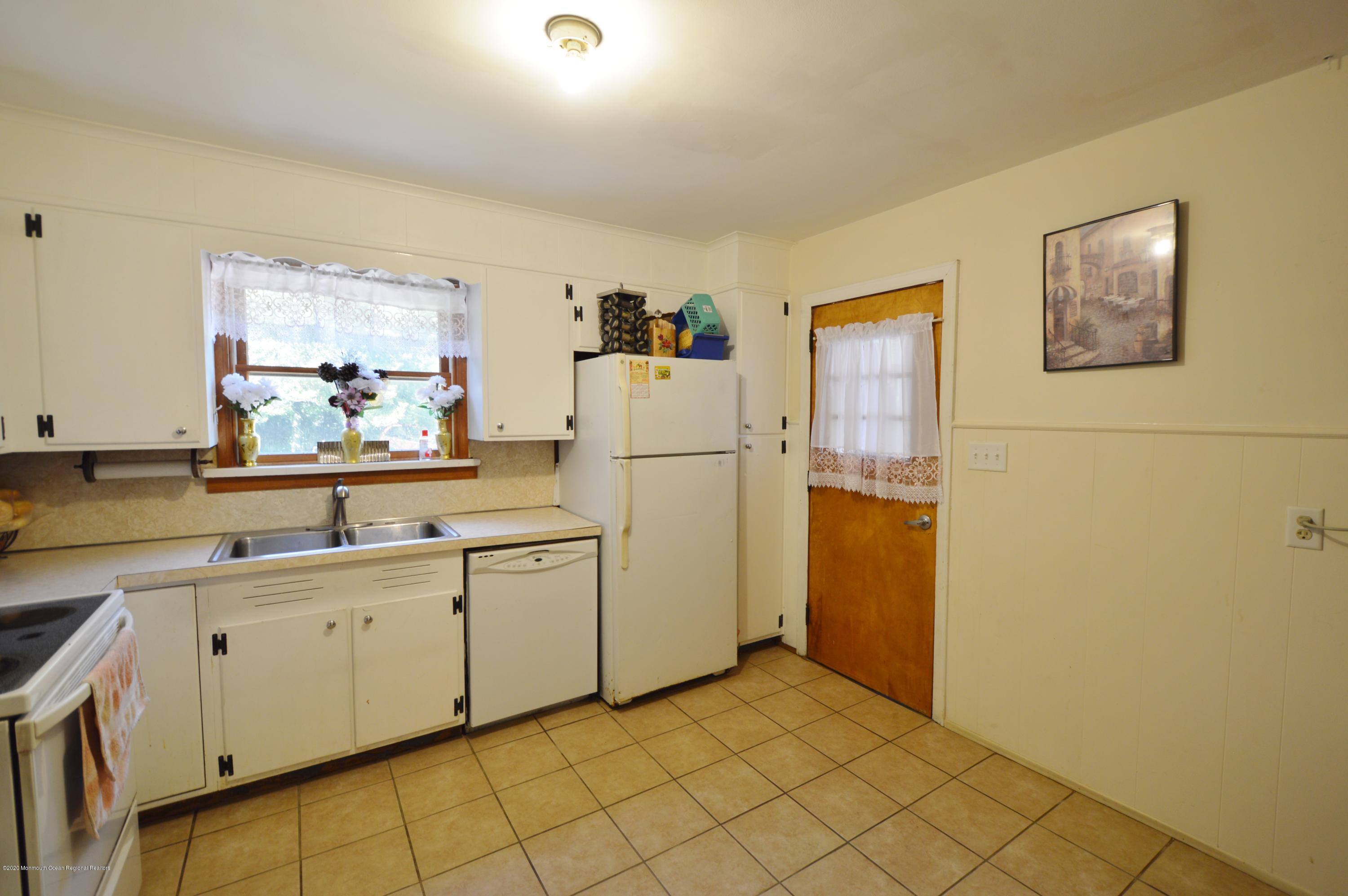 88 Oak Hill Road Red Bank, NJ 07701 - Photo 11 of 28 EAT IN KITCHEN