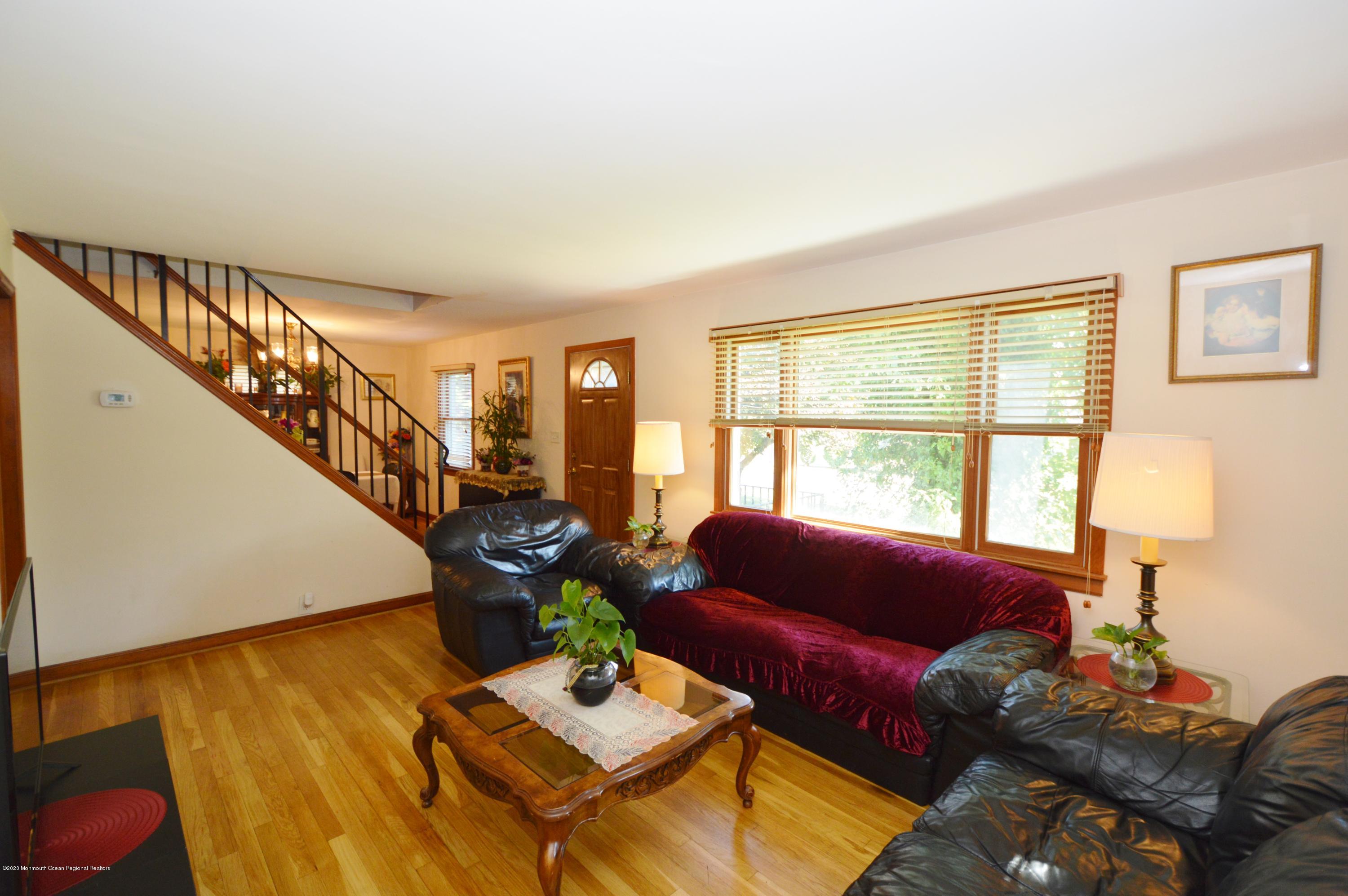 88 Oak Hill Road Red Bank, NJ 07701 - Photo 5 of 28 LIVING ROOM
