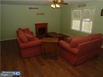 172 Oechsle Road Woodstown, NJ 08098 - Photo 5 of 9 Living Room