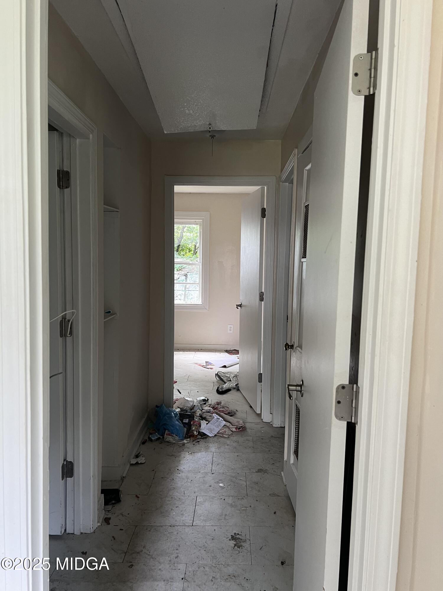 101 Jacobs Lane Warner Robins, GA 31093 - Photo 9 of 18 a very nice looking room with a large mirror