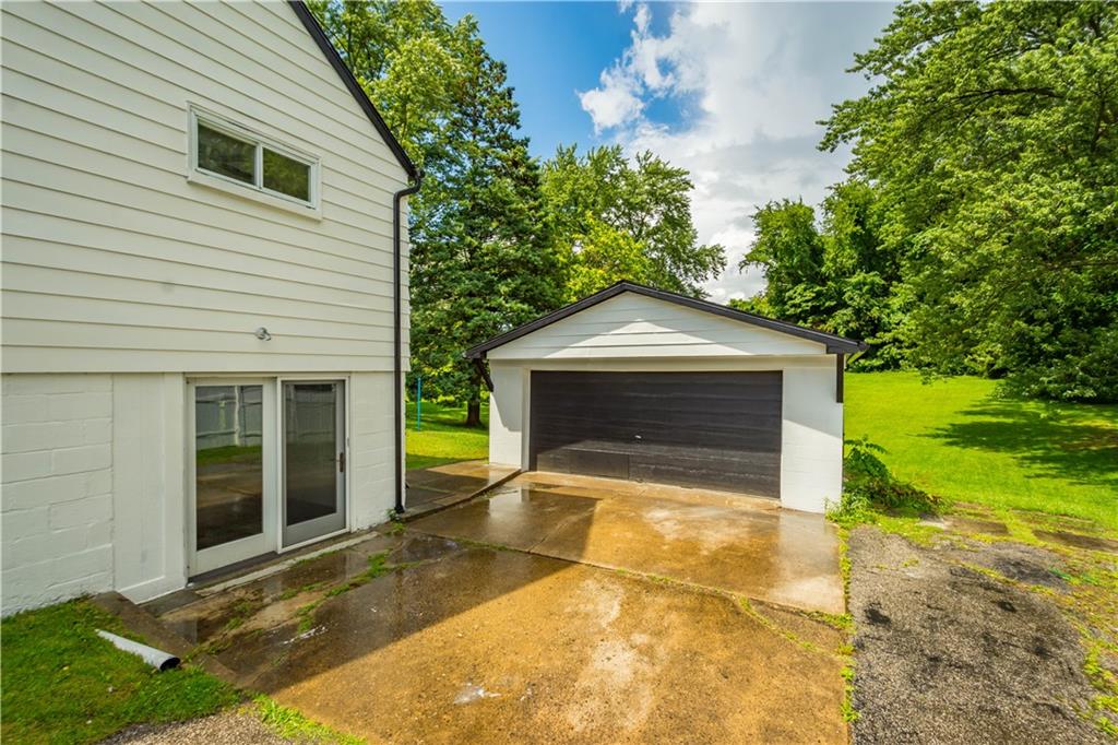 438 Moon Clinton Road Coraopolis, PA 15108 - Photo 4 of 25
