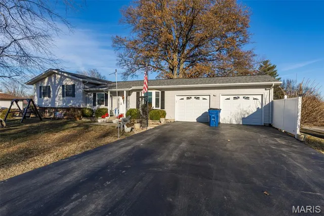 $289,000 | 777 Golf Course Drive, Herculaneum, MO 63048