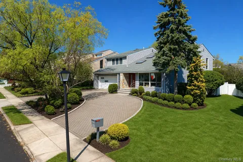 $2,099,000 | 2 Crest Hollow Lane, Albertson, NY 11507