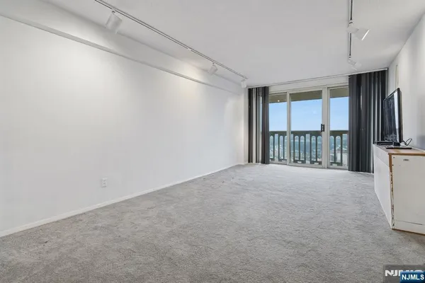 $129,000 | 555 North, Unit 19W, Fort Lee, NJ 07024