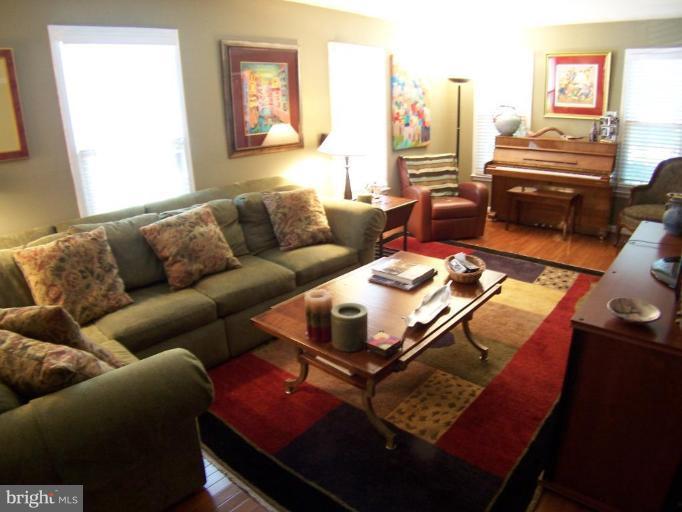 11878 Dunlop Court Reston, VA 20191 - Photo 4 of 9 Living Room