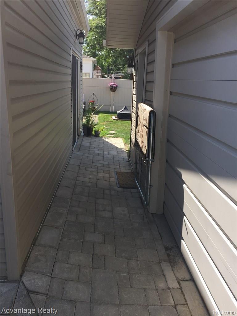 1430 Hampton Road Mount Clemens, MI 48043 - Photo 5 of 41 052.JPG
