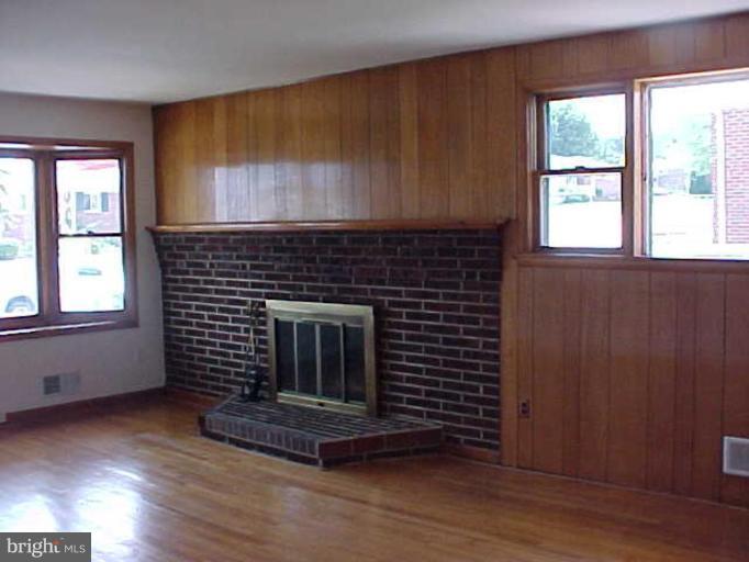 1212 Ridgeshire Road Dundalk, MD 21222 - Photo 3 of 5 Living Room