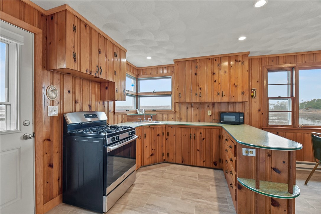 16 Arbeth Road Narragansett, RI 02879 - Photo 3 of 37