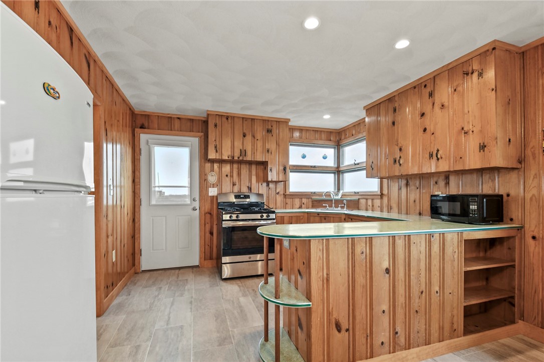 16 Arbeth Road Narragansett, RI 02879 - Photo 4 of 37