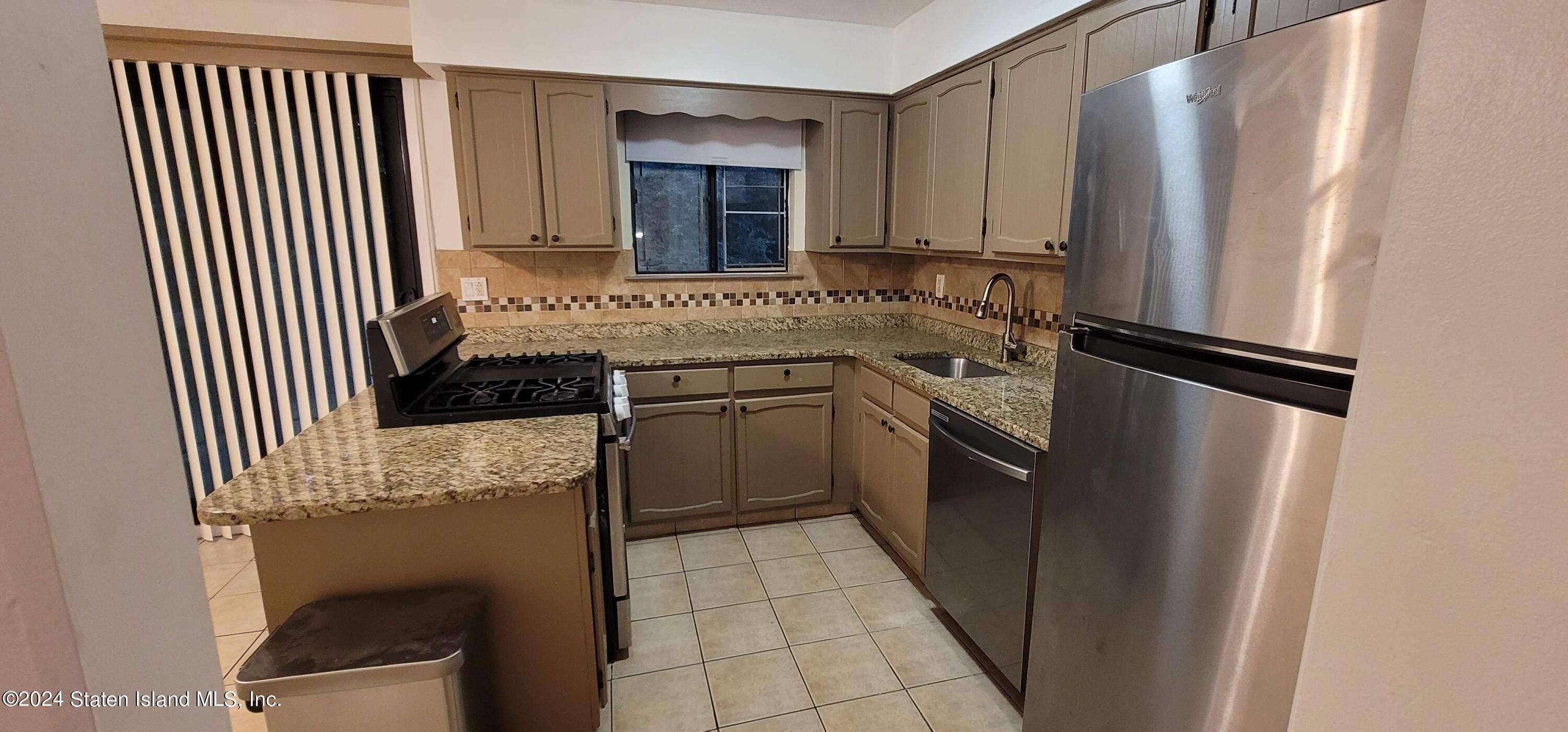 194 Windham Loop Staten Island, NY 10314 - Photo 12 of 42 20240818_190332