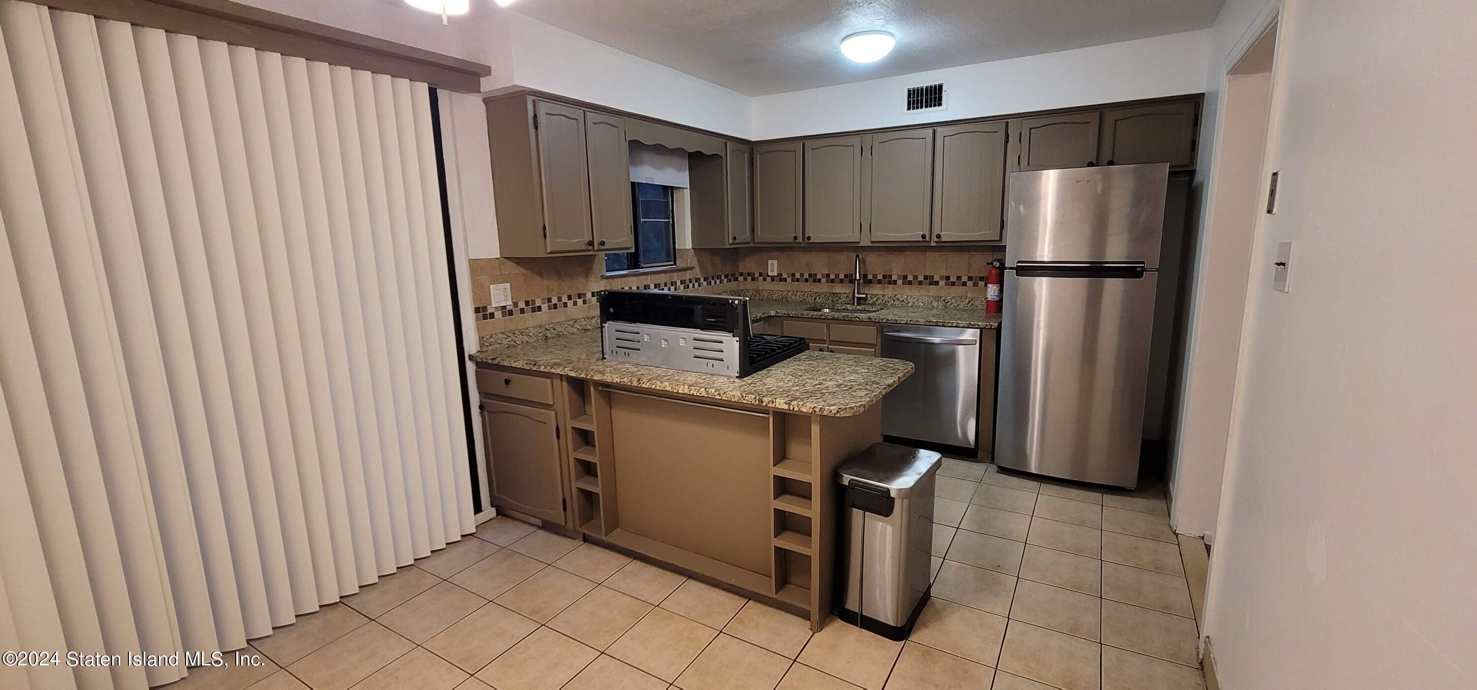 194 Windham Loop Staten Island, NY 10314 - Photo 13 of 42 20240818_190304