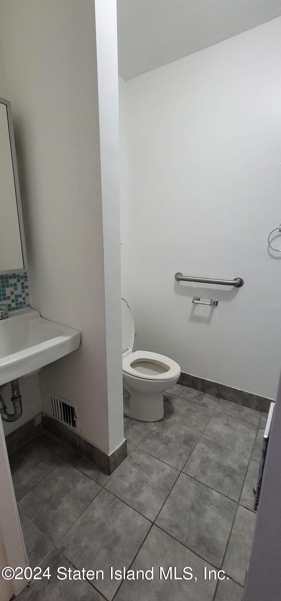 194 Windham Loop Staten Island, NY 10314 - Photo 33 of 42 20240701_164040