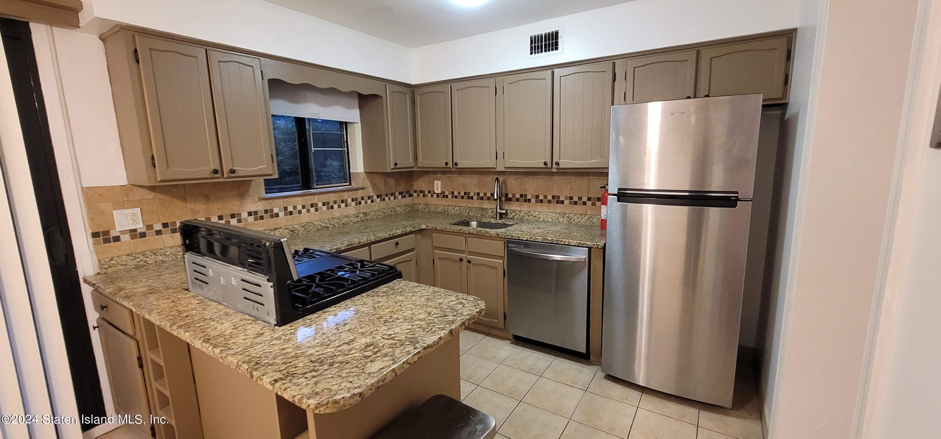 194 Windham Loop Staten Island, NY 10314 - Photo 10 of 42 20240818_190256