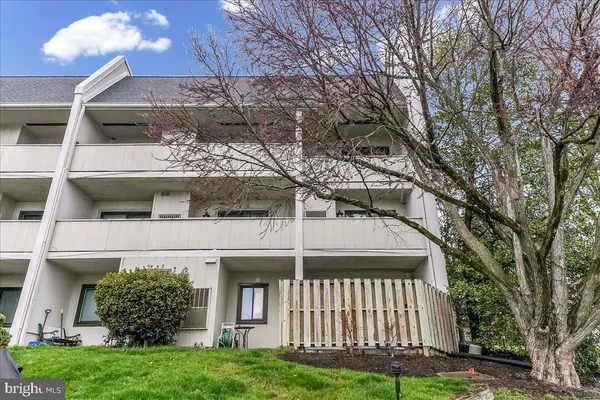 a picture of a very nice looking hallway