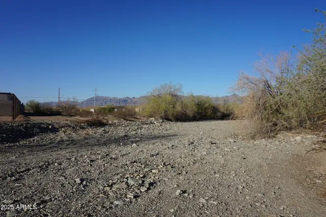 a view of an outdoor space with green field and mountains