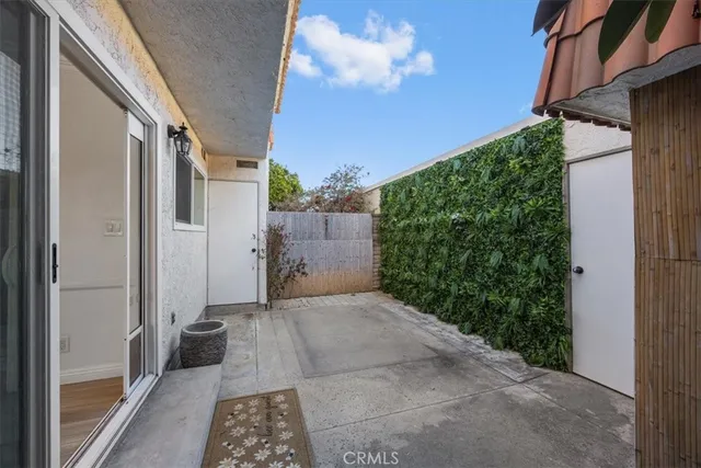 a view of a back yard