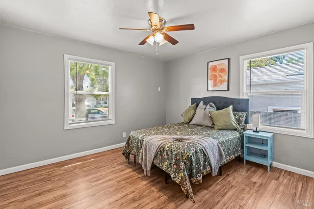 a view of a backyard