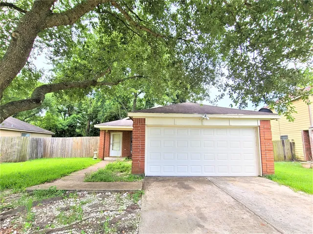 a front view of house with yard and garage