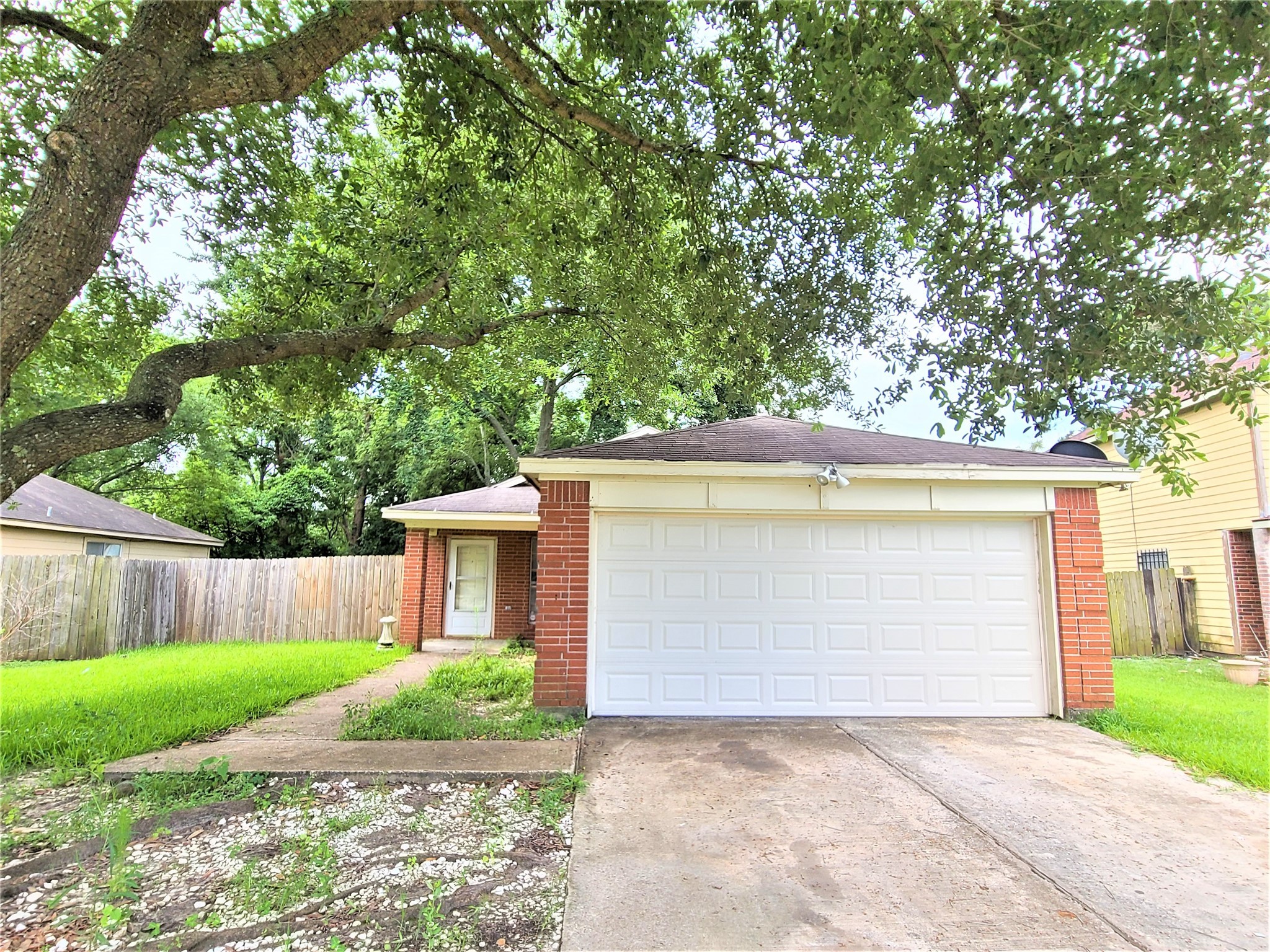 a front view of house with yard and garage