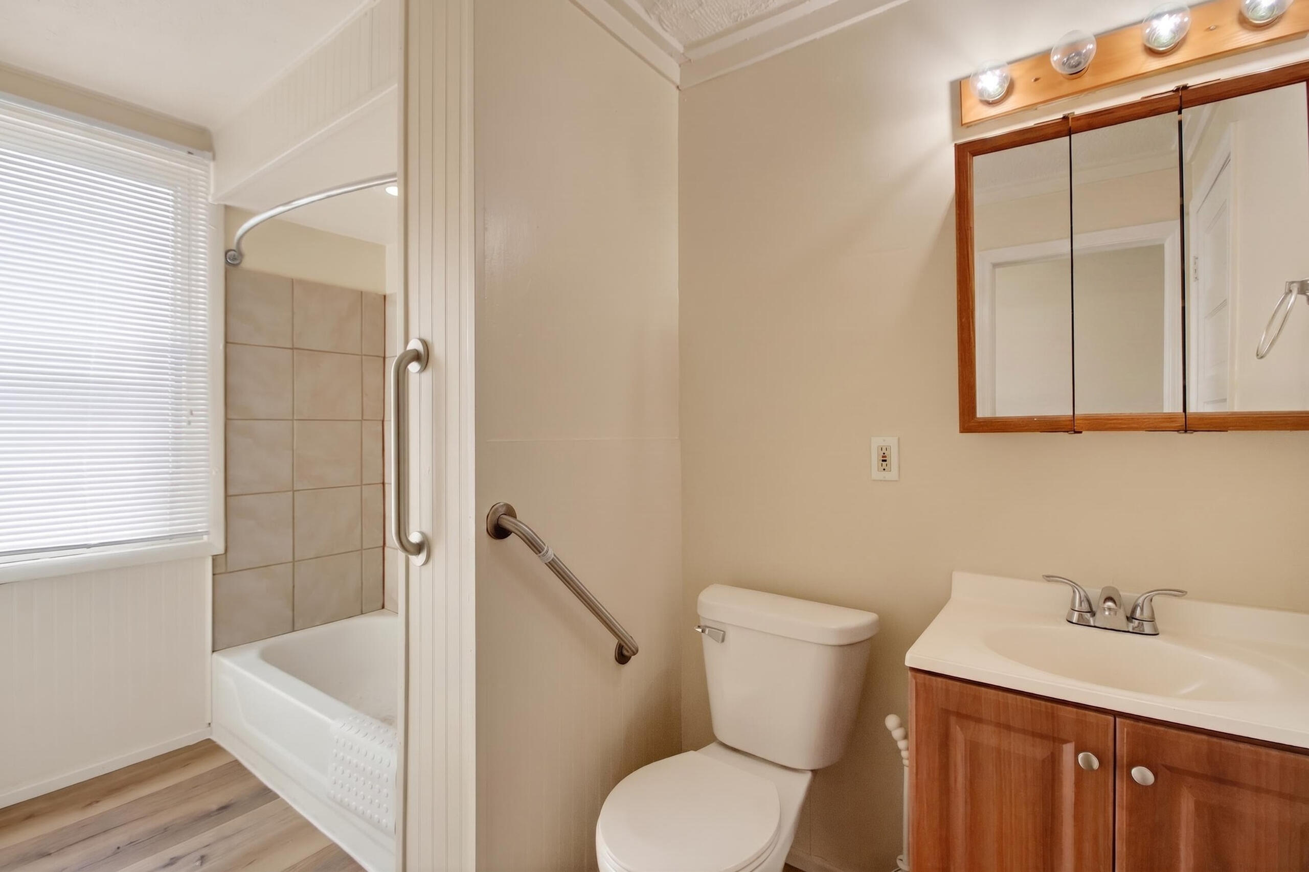 3115 West Vliet Street Milwaukee, WI 53208 - Photo 20 of 34 3115 W Vliet St - Bathroom View 1
