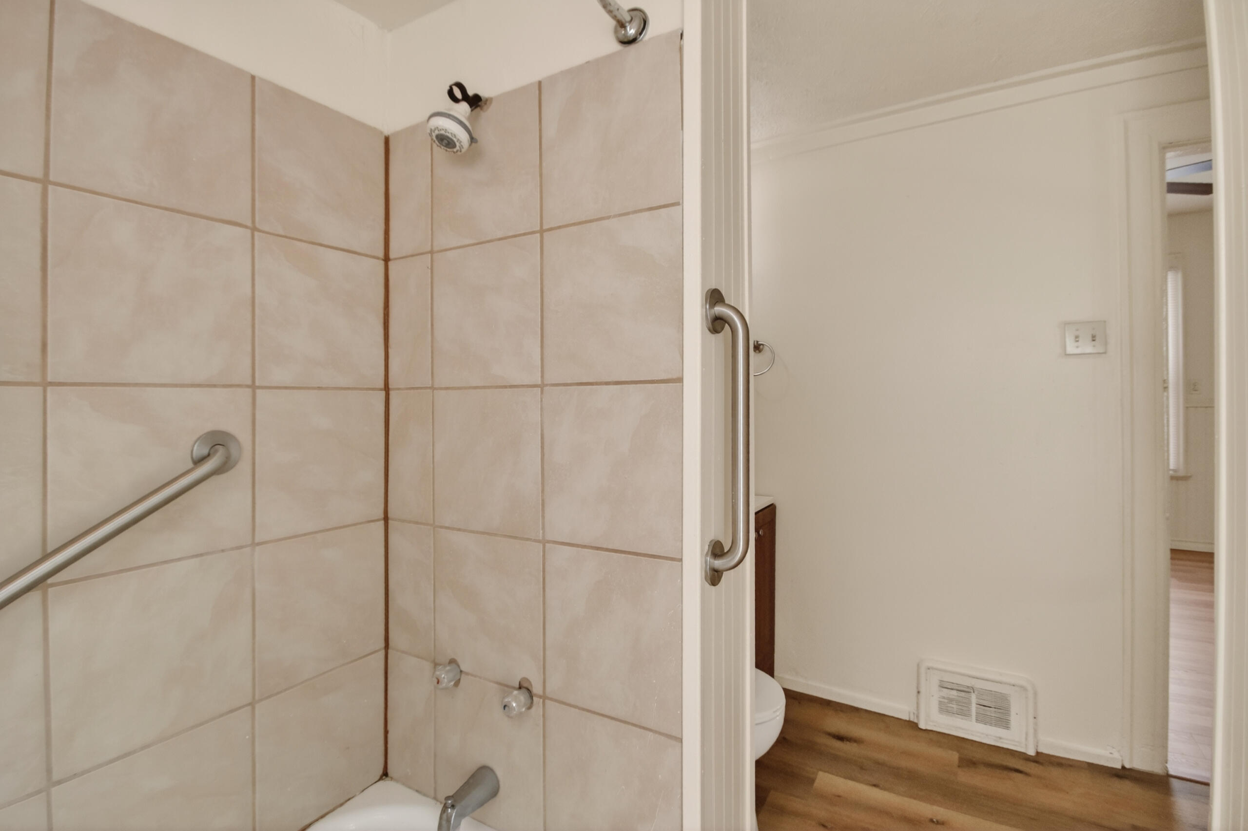 3115 West Vliet Street Milwaukee, WI 53208 - Photo 23 of 34 3115 W Vliet St - Bathroom View 2