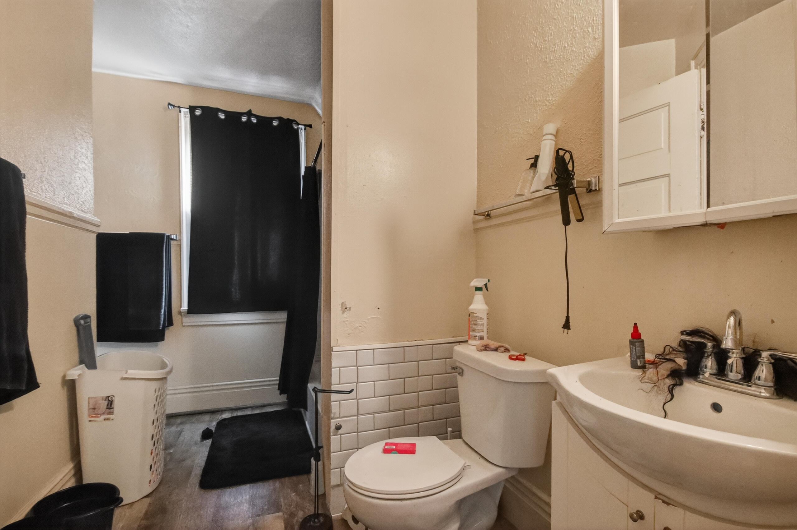 3115 West Vliet Street Milwaukee, WI 53208 - Photo 33 of 34 3115 W Vliet St - Bathroom View 1