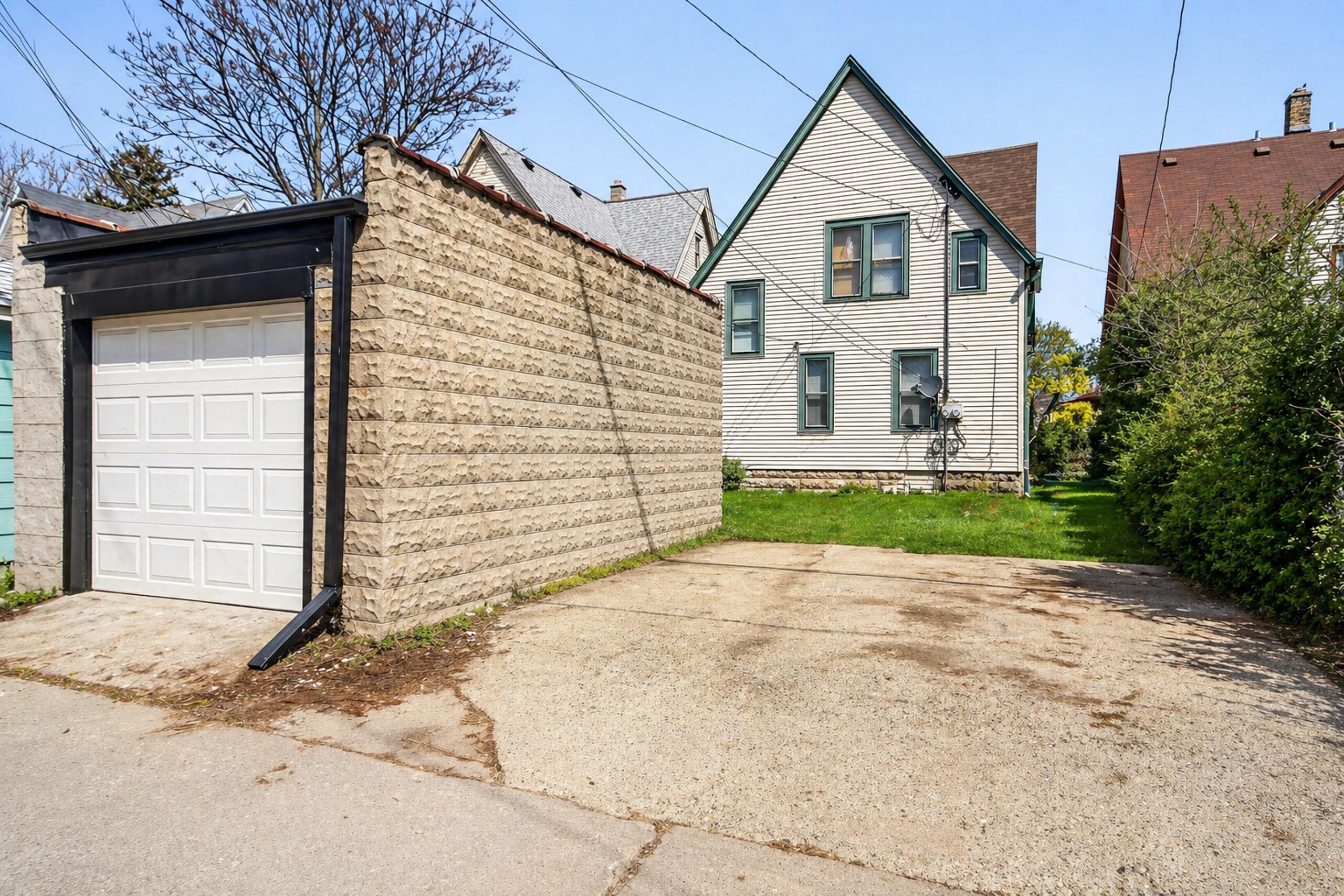 3115 West Vliet Street Milwaukee, WI 53208 - Photo 34 of 34 3115 W Vliet St - Parking