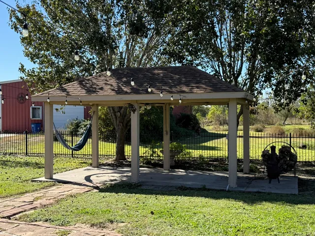 a view of a house with backyard and porch