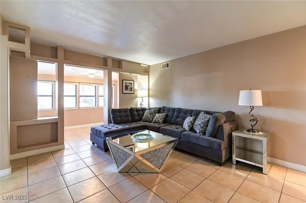 $995 | 1440 East Vegas Valley Drive, Unit 10, Las Vegas, NV 89169