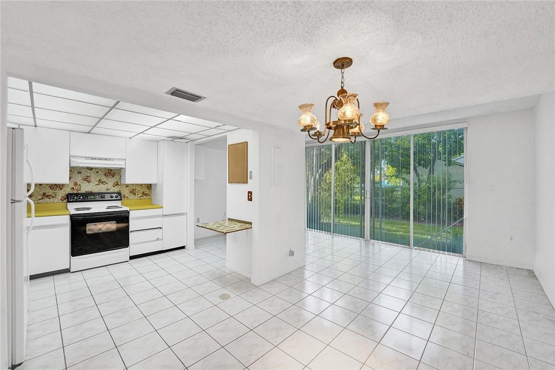 8401 West Sample Road, Unit 37 Coral Springs, FL 33065 - Photo 5 of 22 Kitchen/Dining Area