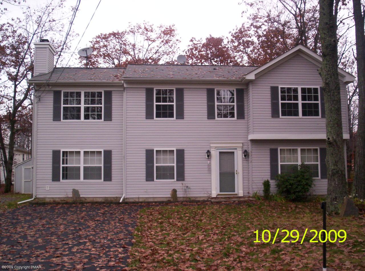 3312 Cotswald Road Tobyhanna, PA 18466 - Photo 9 of 9 a front view of a house with a garden
