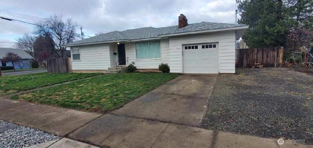 503 Clay Street Walla Walla, WA 99362 - Photo 2 of 21 a front view of a house with garden