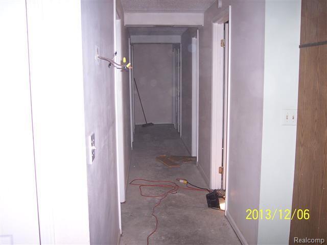 5770 Cobb Road Lapeer, MI 48446 - Photo 16 of 16 hall.jpg